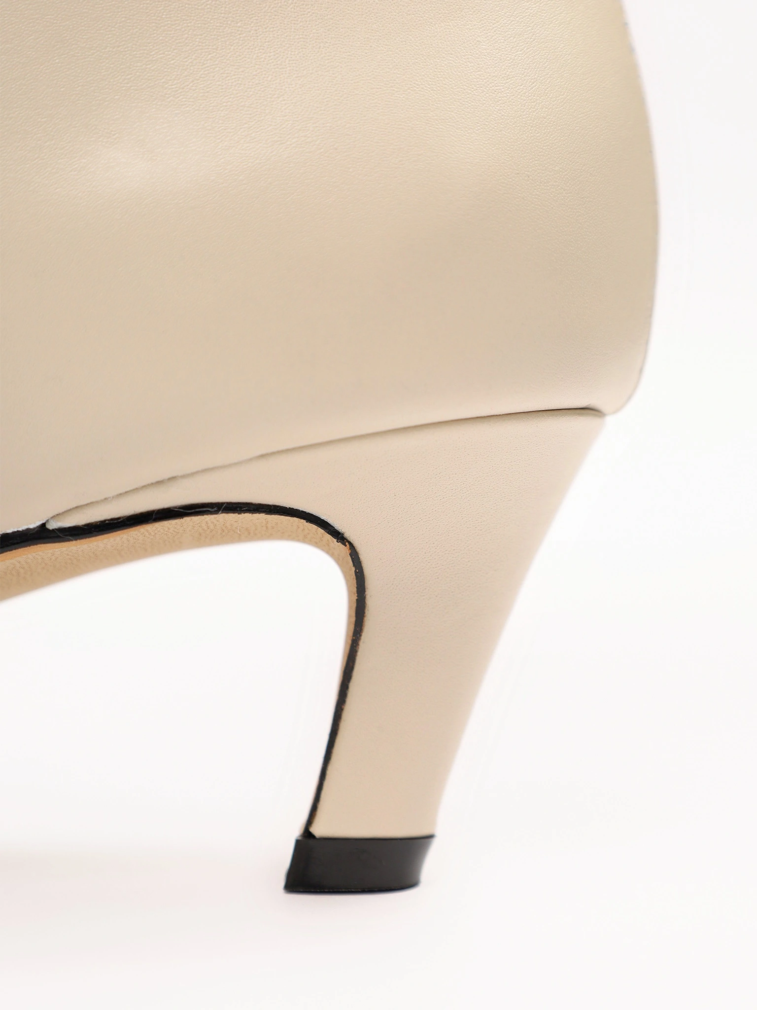 Сапоги молочного цвета на среднем каблуке